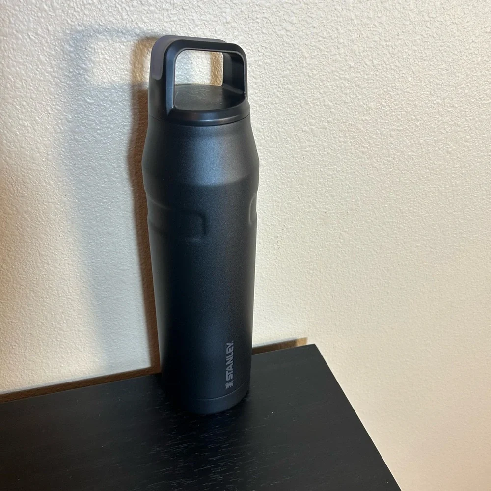 Stanley IceFlow AeroLight Vacuum Water Bottle w/ Fast Flow Lid [36 oz.] [Black] - Picture 2 of 12